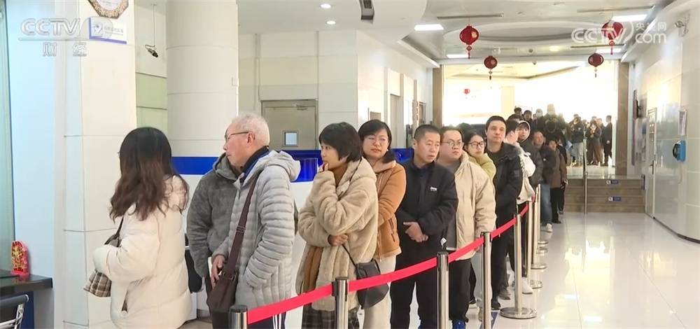 “蛇币”“蛇钞”、陈醋、冰雪……新年消费市场活力足、人气旺
