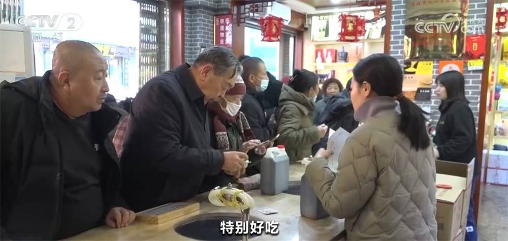 “蛇币”“蛇钞”、陈醋、冰雪……新年消费市场活力足、人气旺
