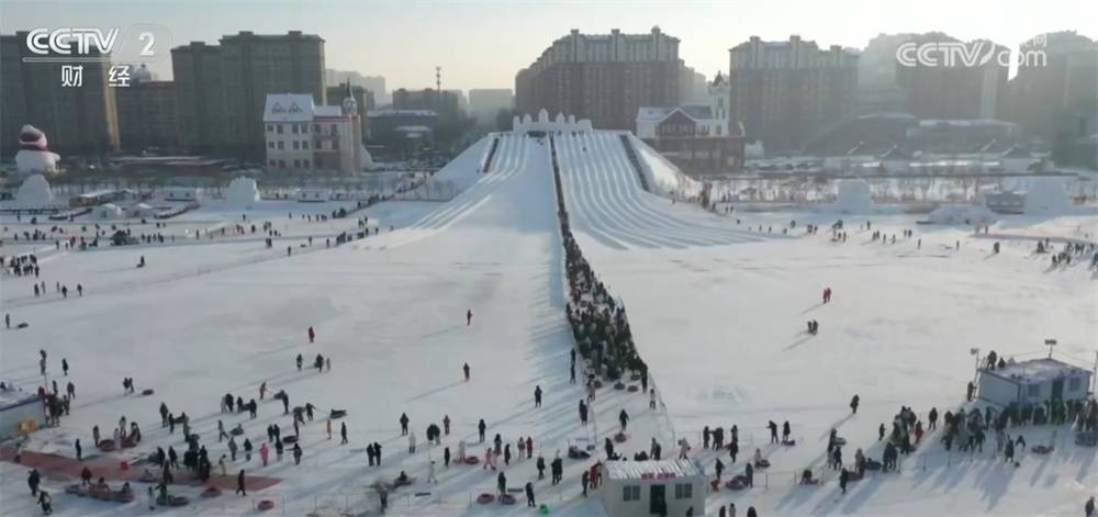 “蛇币”“蛇钞”、陈醋、冰雪……新年消费市场活力足、人气旺