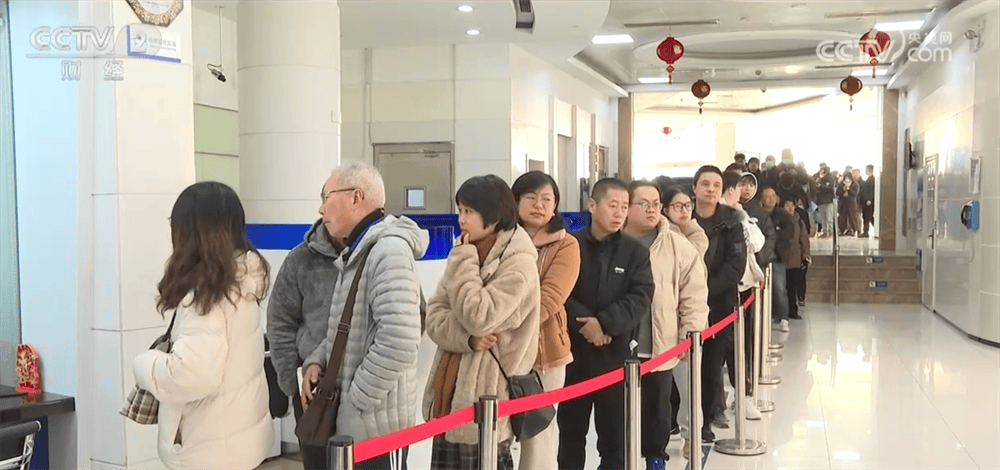 “蛇币”“蛇钞”、陈醋、冰雪……新年消费市场年味浓、活力足、人气旺