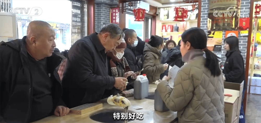 “蛇币”“蛇钞”、陈醋、冰雪……新年消费市场年味浓、活力足、人气旺
