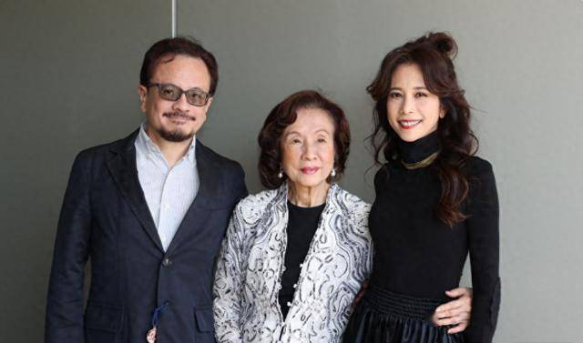 莫文蔚84岁母亲罕见露面！杵着拐杖但精神抖擞，曾是娱圈资深大佬