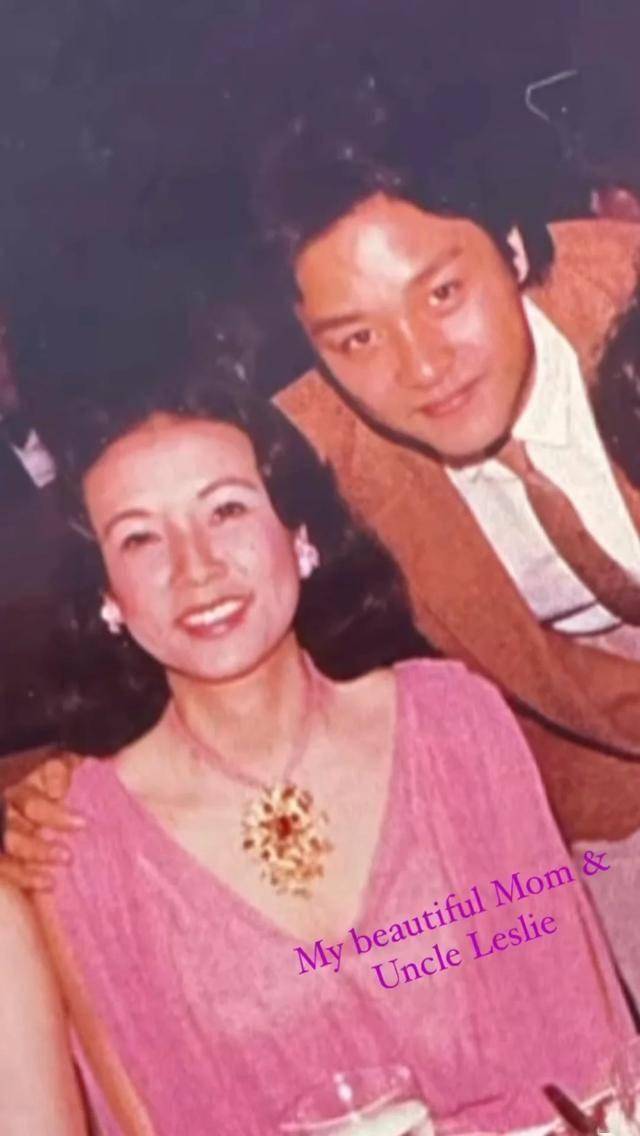 莫文蔚84岁母亲罕见露面！杵着拐杖但精神抖擞，曾是娱圈资深大佬