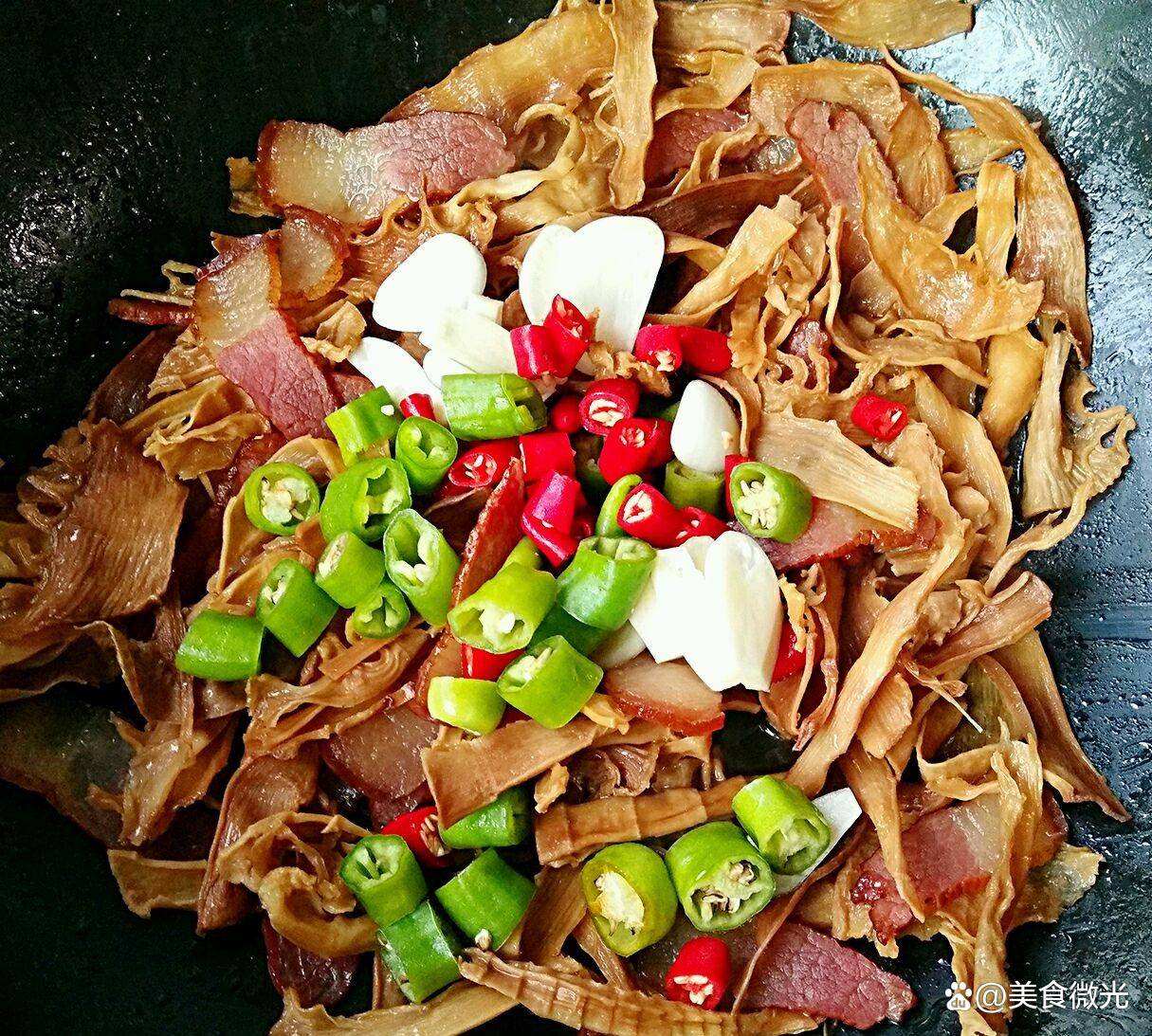 剁椒笋干炒腊肉秘籍：厨房新手也能炒出高级滋味！