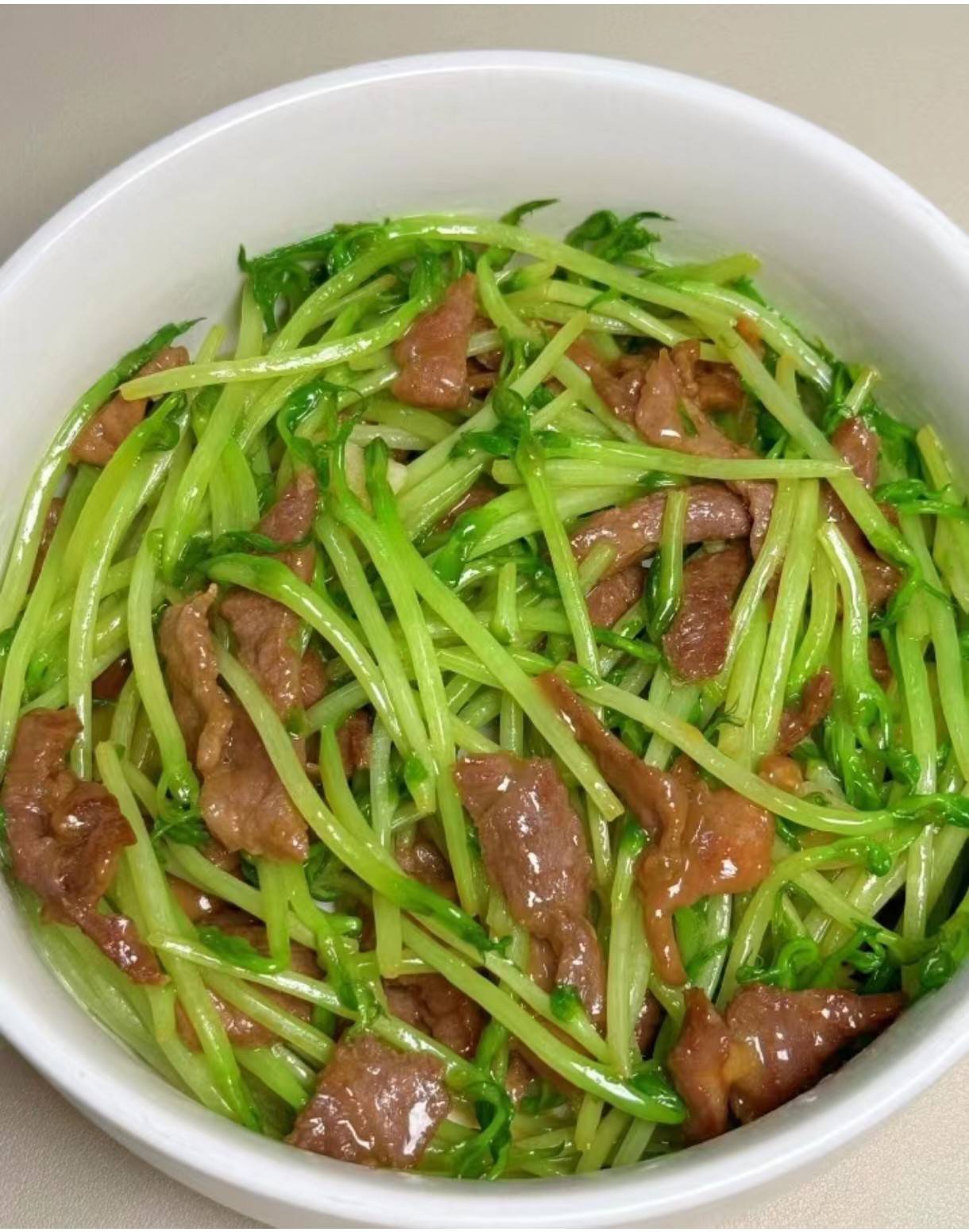 香嫩诱人！豆苗炒牛肉家常做法，新手一学就会