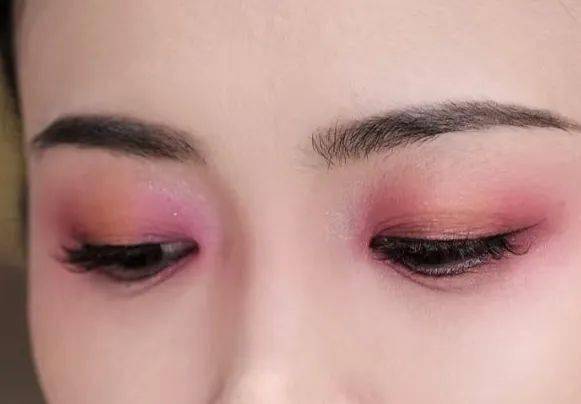 二次元是化妆师的黄埔军校吧，她从cos圈勇闯香奈儿