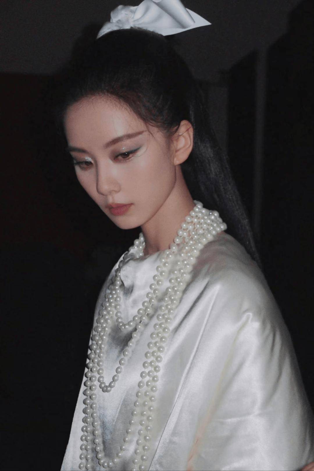 二次元是化妆师的黄埔军校吧，她从cos圈勇闯香奈儿