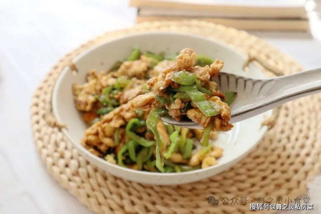 鸡蛋和它天生一对，简单炒几下，绝绝子，太下饭了~