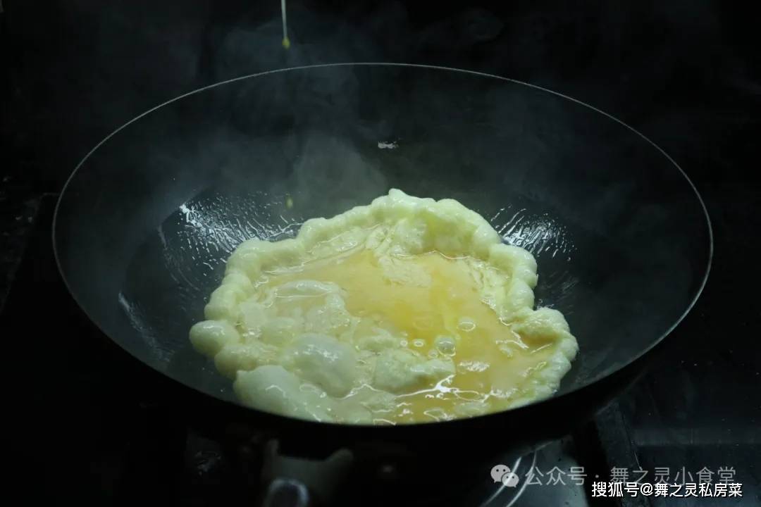 鸡蛋和它天生一对，简单炒几下，绝绝子，太下饭了~