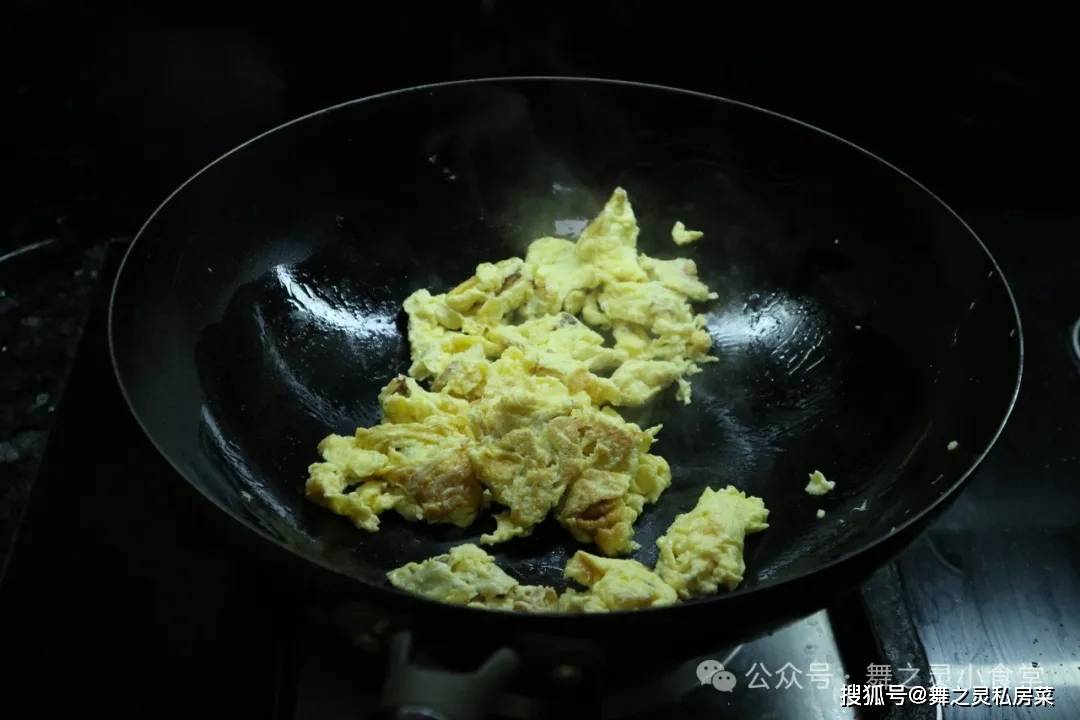 鸡蛋和它天生一对，简单炒几下，绝绝子，太下饭了~