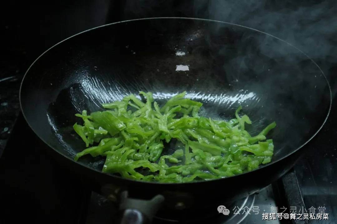 鸡蛋和它天生一对，简单炒几下，绝绝子，太下饭了~