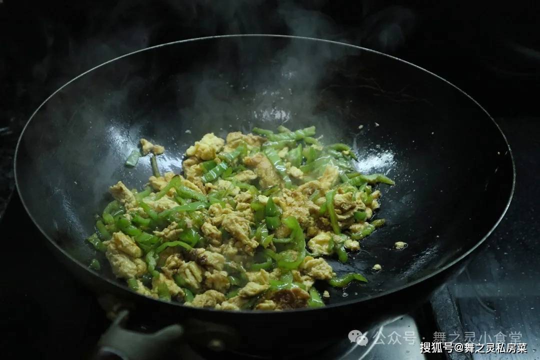 鸡蛋和它天生一对，简单炒几下，绝绝子，太下饭了~