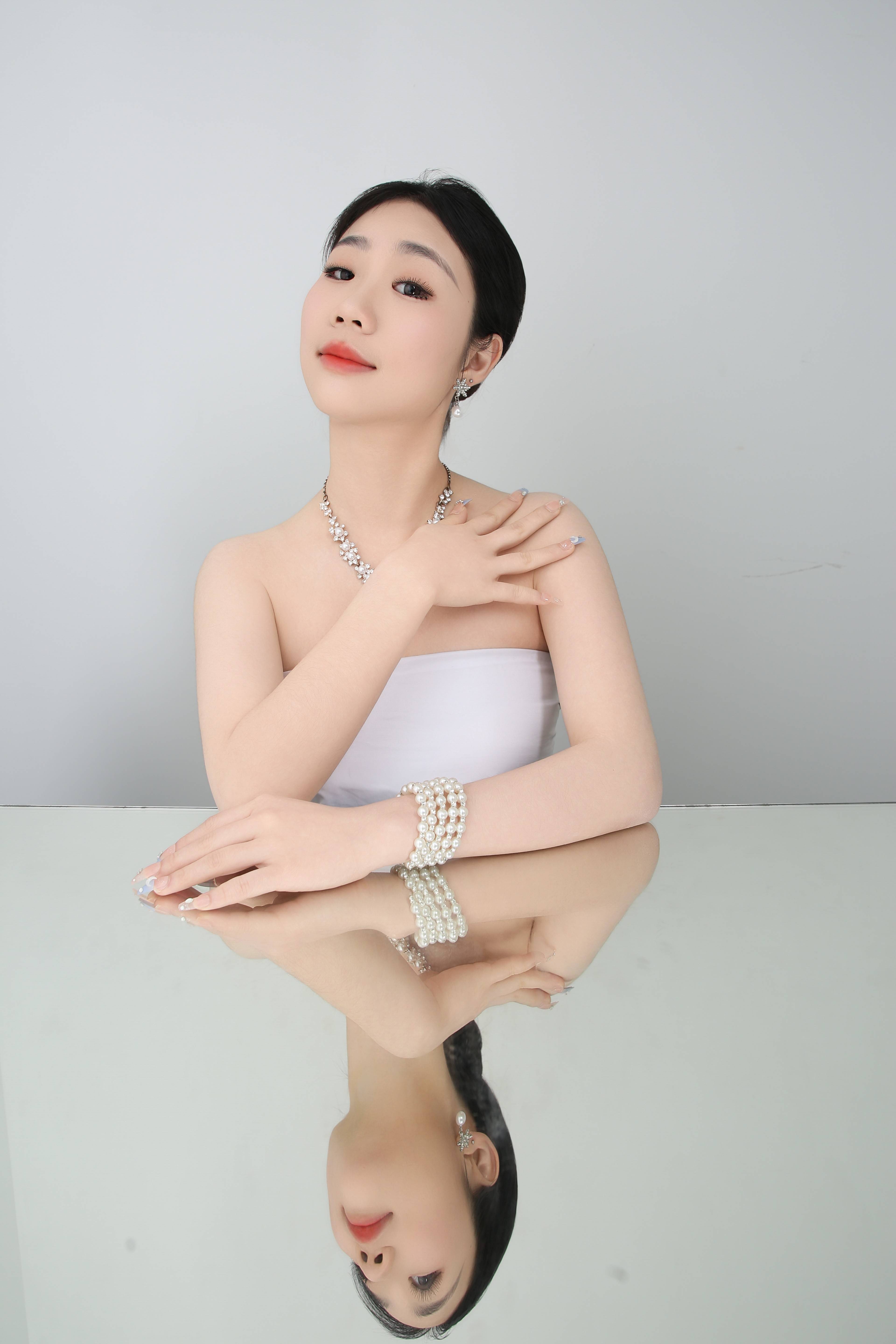 魿魿：初入时尚圈的璀璨明珠