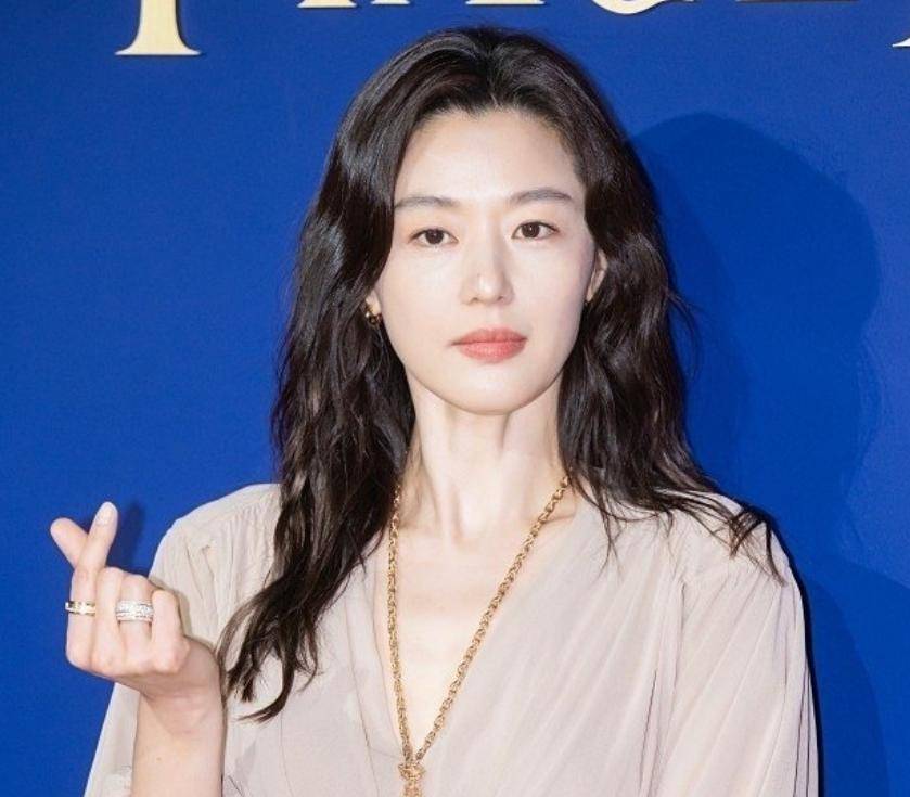 全智贤遍地荆棘的豪门婚姻：六点起床全妆做早餐，老公炒币亏上亿