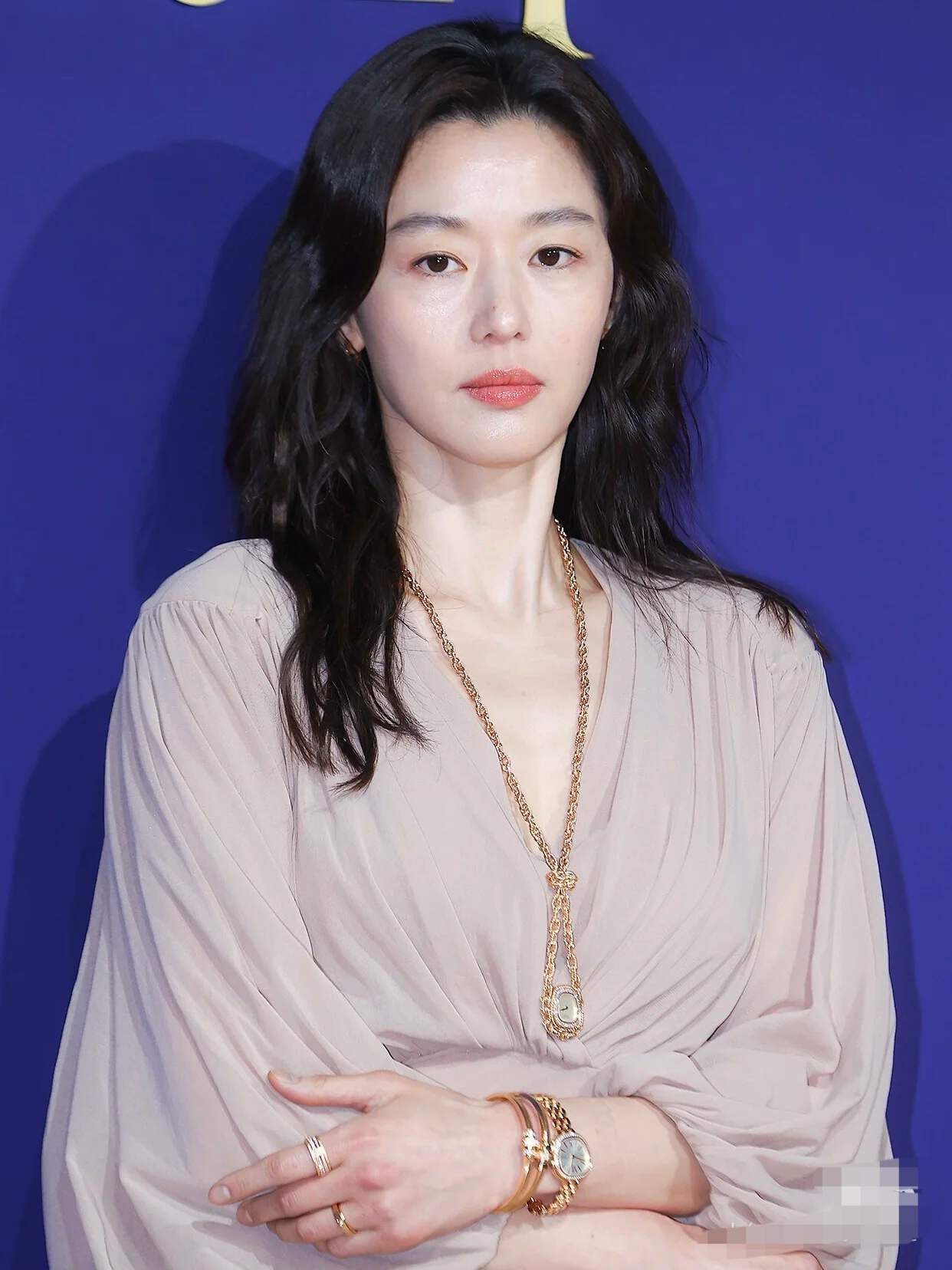 全智贤遍地荆棘的豪门婚姻：六点起床全妆做早餐，老公炒币亏上亿
