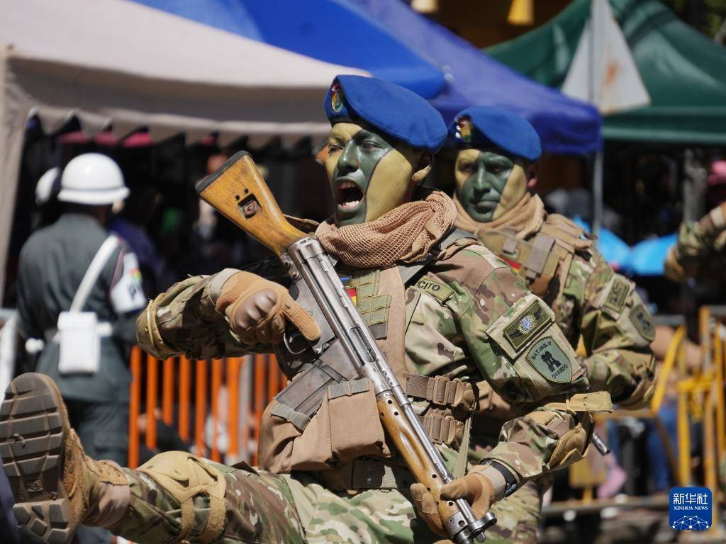 玻利维亚阅兵庆祝武装力量日