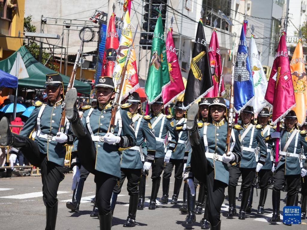 玻利维亚阅兵庆祝武装力量日